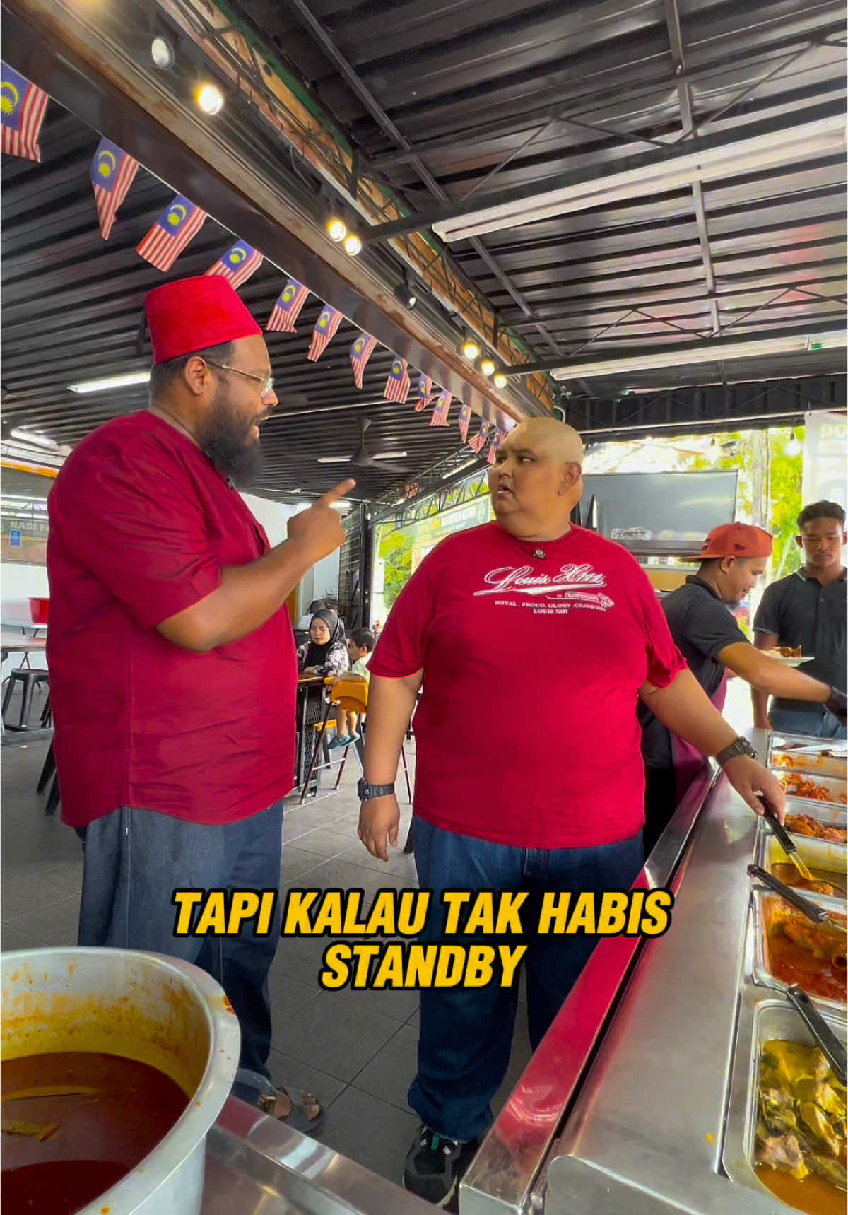 Buffet nasi kandar pertama di Malaysia dekat Pulau Pinang. Paling surr hanya 8.90 saja satu kepala boleh tambah makan sampai muntah. Buffet 11.00pagi-3.00ptg sahaja makan sampai peninggg 😇😇😇#fyp#peninggg#