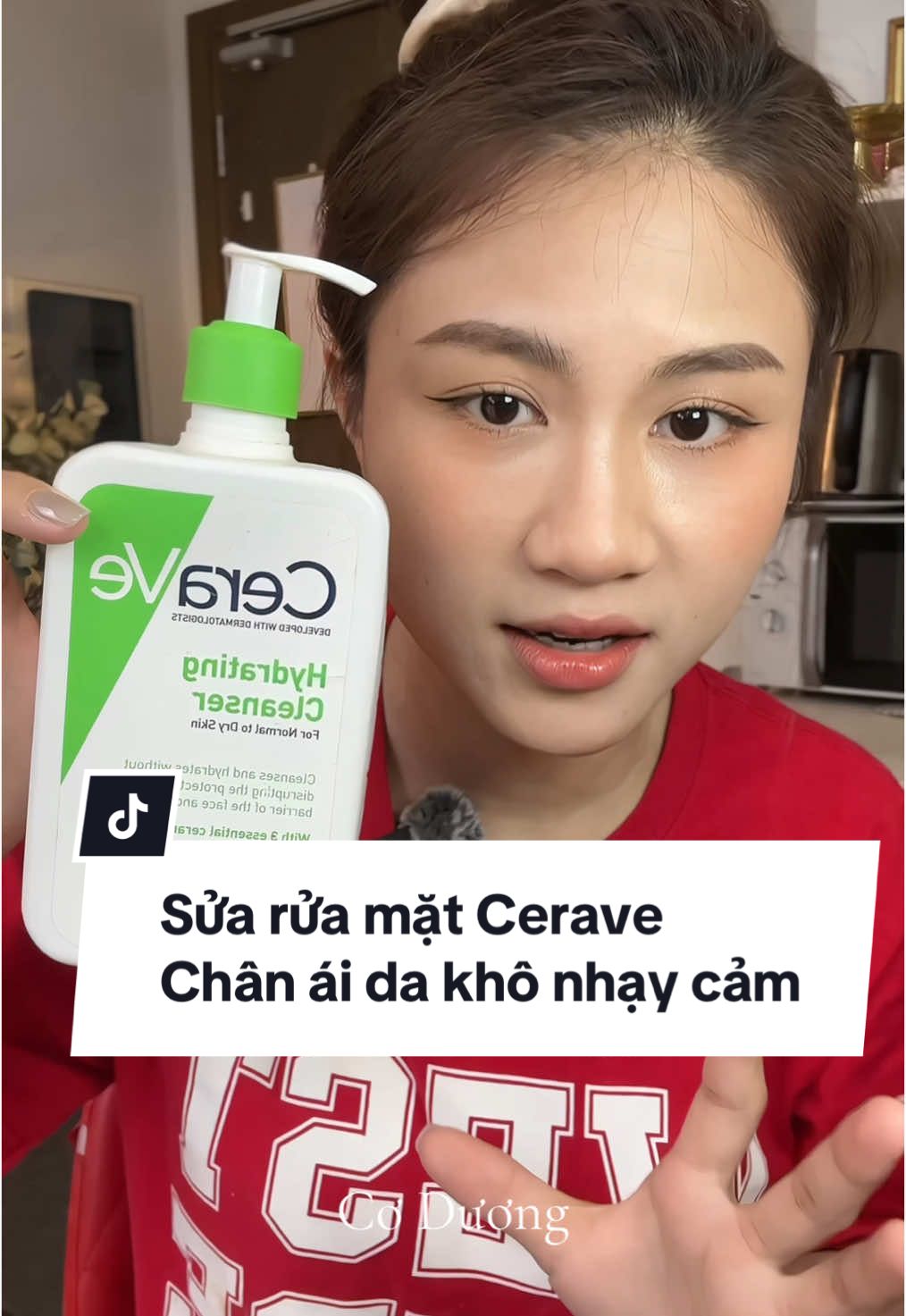 Review sữa rửa mặt Cerave  Dùng sửa mặt mà vẫn lên mụn ẩn thì mấy bà cân nhắc đổi nhen  Da mình là da khô và rất nhạy cảm dể lên mụn nữa  Cho tới khi đổi tới chai này mình dừng luôn từ đầu năm 2024 tới nay là mấy bà biết nó êm cỡ nào rồi haaa Đáp ứng đủ các tiêu chí chọn srm của mình  1. Ko khô căng da sau khi rửa  2. Ko bị lên mụn ẩn  Hãng có màu xanh ngọc cho da dầu mụn nữa mấy bà tham khảo nha  Đối với da của mình thì thấy siêu êm ko bị lên mụn ẩn, sạch, mềm da sau khi rửa ko bị khô căng..  Chai to dùng tiết kiệm rất lâu hết  Cerave là thương hiệu đến từ Mỹ, đã có mặt gần 20 năm trên thị trường rồi ko phải nhãn hàng trôi nổi mng nha  Các dòng sản phẩm của Cerave được coi là một trong những thương hiệu mỹ phẩm an toàn, lành tính ko gây kích ứng trên nền da nhạy cảm - đã được liên hiệp hội Hoa Kì phê duyệt và cấp bằng sáng chế  Mọi người sẻ rất dể tìm mua ở các hiệu thuốc lớn, cũng là loại srm rất hay đc các bsi da liễu khuyên dùng  Cho tới khi mình lướt thấy trang tiktok của beauty Blogger Kỳ Kỳ cũng review chai này, thì mình đã rất tự tin share mạnh hơn để mng nên thử - Kỳ Kỳ là một trong những Beauty Bloger uy tín mà mình rất tin tưởng với những chia sẻ rất thẳng thắn, chân thực  Và có một sự thật là da Kỳ Kỳ rất đẹp mặc dù đã hơn 40 tuổi 🥹🥹 Chưa kể Cerave cũng được chị Hà Linh khen rất nhiều luôn á, mng có thể tham khảo thêm review nhé Đã có rất nhiều hàng nhái, làm giả nên mng cứ gian hàng chính hãng mà mua nha  **Review này là trên da của mình, trãi nghiệm của cá nhân mình chứ nhãn hàng hổng có booking nha 🫶🏻  Mng cứ xem thêm nhiều review khác nhé 🥰🥰 #coduong #cerave #reviewlamdep #goclamdep #xuhuong #lernontiktok 