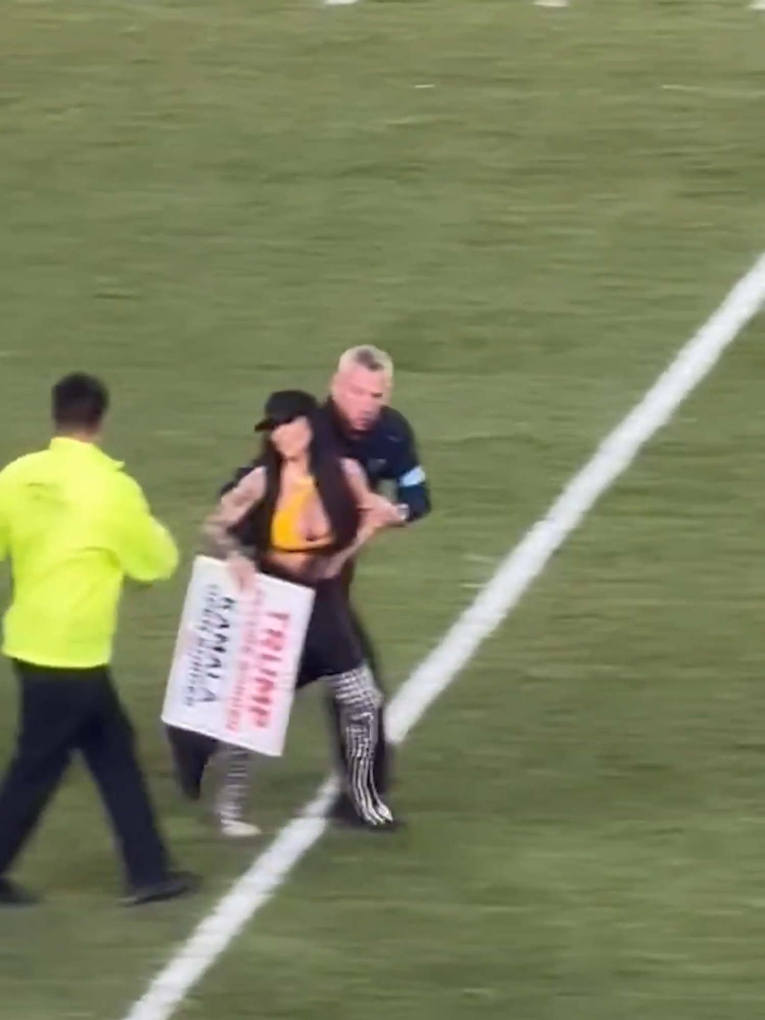 Una mujer irrumpe en el campo durante el juego de los Steelers con un cartel de apoyo a Donald Trump. #Latinus #InformaciónParaTi