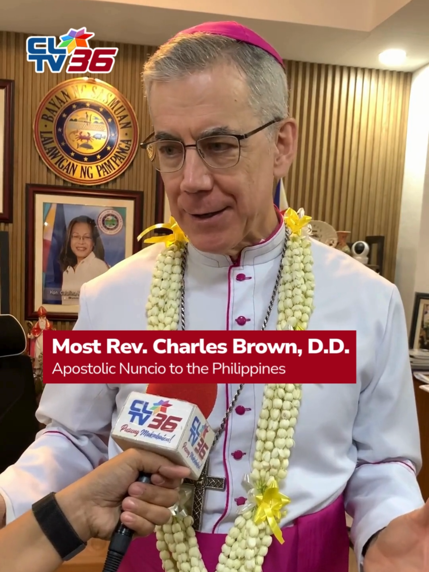 Nagpapaalala si Papal Nuncio to the Philippines Archbishop Charles Brown na hindi tungkulin ng Simbahan na mag-endorso ng kandidato sa eleksyon. Sa kanyang pagbisita sa Sasmuan, Pampanga nitong Sabado, October 19, sinabi rin ni Brown na mahalaga ang pagtutulungan ng Simbahan at ng Estado para sa ikabubuti ng mga mamamayan. | via Jenna Lumbang Parungao & Art Consuelo, CLTV36 News #Church #NLE2025 #CLTV36News #CLTV36NewsBites #CLTV36NewsDigital