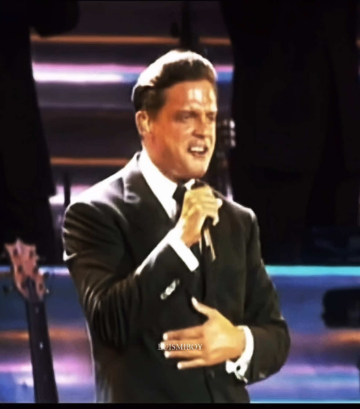 “Un Hombre Busca A Una Mujer” (2000) @Luis Miguel #luismiguel #mexico #viral #fyp #parati 