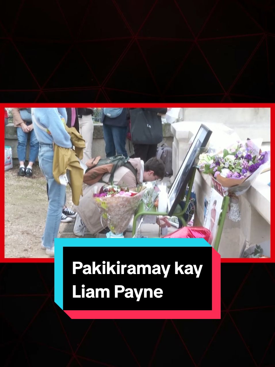 Dose-dosenang fans ang nag-alay ng bulaklak at nagsindi ng kandila sa isang makeshift memorial sa Paris, France, bilang paggunita kay Liam Payne ng One Direction na pumanaw sa Argentina noong nakaraang linggo. Bumuhos ang pakikiramay sa iba’t ibang bahagi ng mundo nang pumanaw si Payne noong Oct. 16. Ayon sa ulat ng awtoridad sa Buenos Aires, nalaglag siya mula sa balkonahe ng isang hotel sa lungsod bunsod ng substance abuse. #News5 #NewsPH #SocialNewsPH 