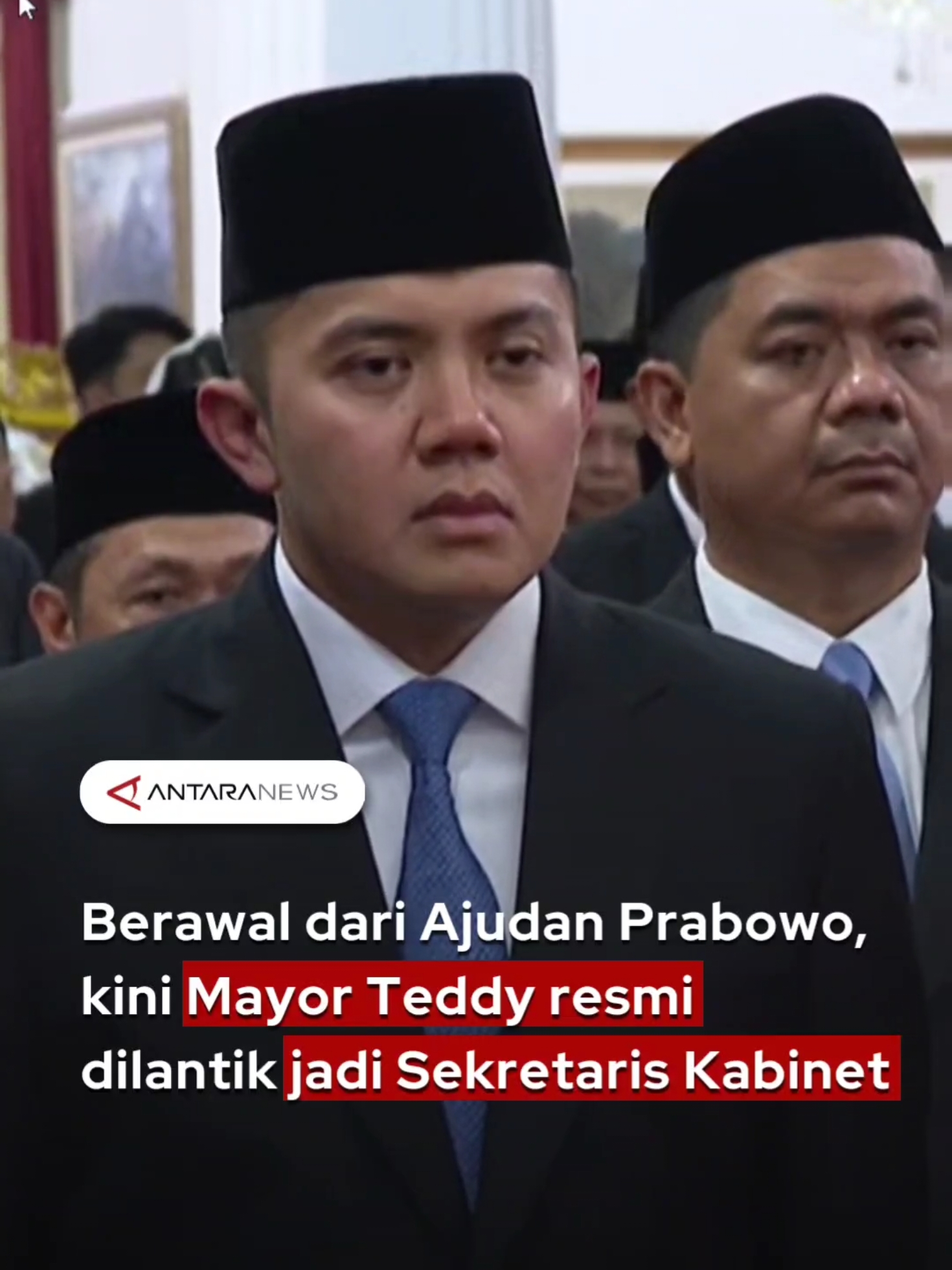 Berawal dari Ajudan Prabowo, kini Mayor Teddy resmi dilantik jadi Sekretaris Kabinet #Mayorteddy #mayted #teddyindrawijaya #sekretariskabinet #pelantikan #mayorteddydilantik #ajudanprabowo #presidenprabowo #pelantikanwakilmenteri #pelantikanmenteri #kabinetmerahputih #tiktokberita #fyp #longervideos 