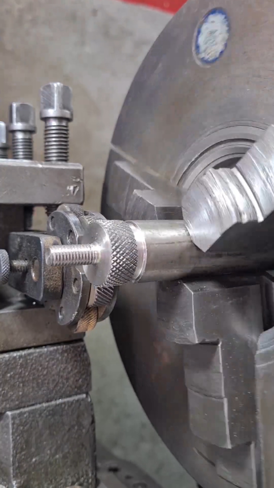 From raw stainless steel to custom-crafted bolts with precision knurling for that perfect grip. 🛠️  Bringing your designs to life, one detail at a time. You Design, We Fabricate! #Knurling #CustomBolts #Bolts #WakimMetalworks #Stainlesssteel #Metalworks 