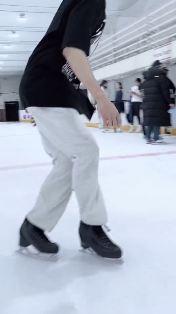 #IceSkating  #snowman #outsiderink #outsideskatingrink #skatingskills #figureskatingtiktok #icerink #iceskater #figureskating 