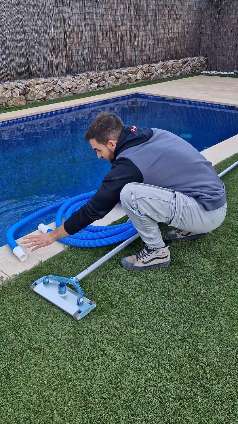 Cuando tu Piscina vaya a rebosar, el agua has de aprovechar. pasar el limpiafondos y hacer un lavado y un enjuague del filtro son las mejores opciones para que el desperdicio no sea en balde🏊‍♂️ #piscina #mantenimiento 