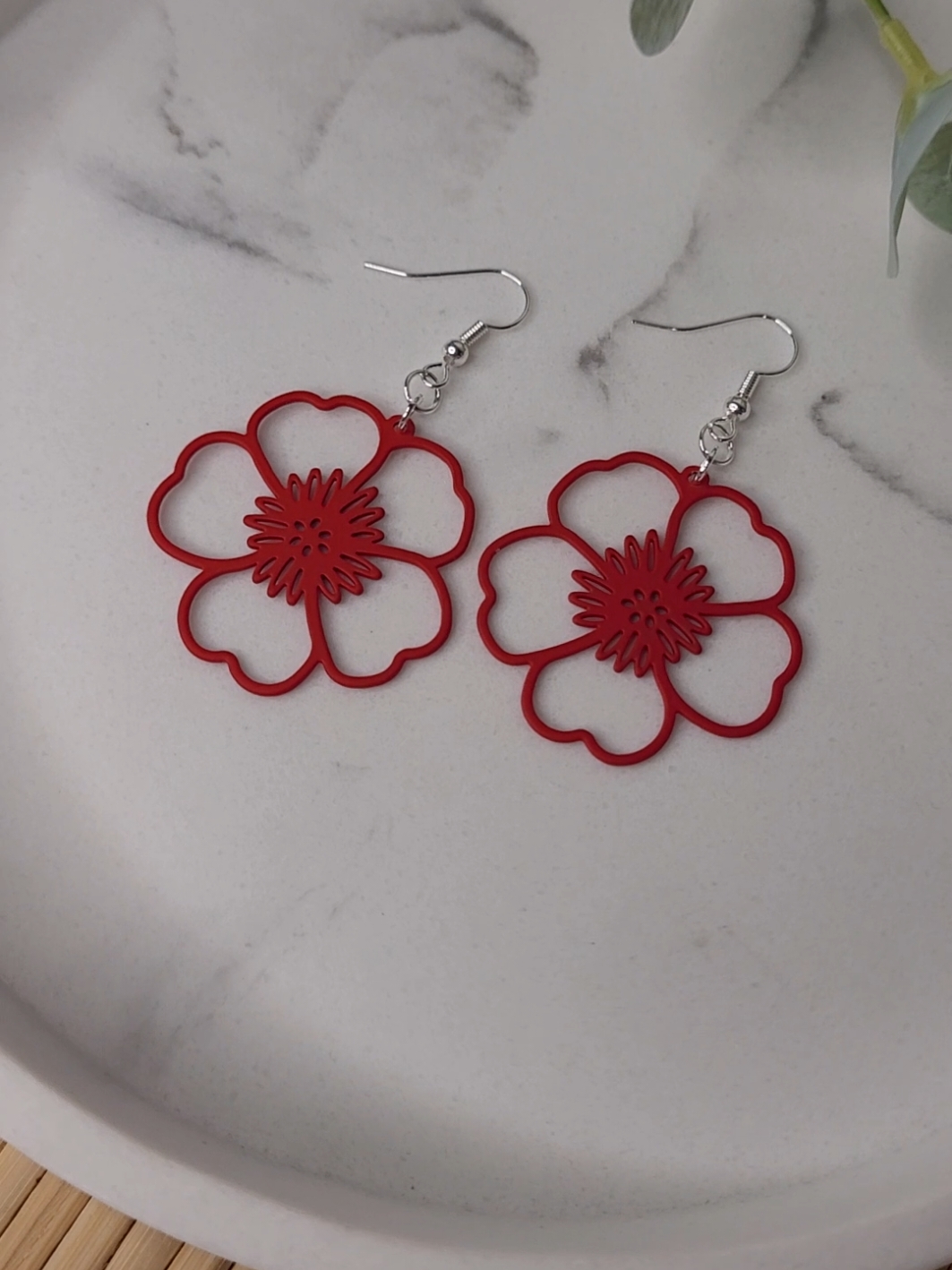 How gorgeous are these red powder coated flower earrings❤️❤️ Shop now via www.handmadebyhollyuk.etsy.com❤️❤️ #etsy #giftidea #handmadewithlove  #shopsmall #SmallBusiness #handmadejewellery #etsyuk #smallbusinessowner #etsyseller #redflower #floraljewellery #flowerearrings #redjewellery #lightweightearrings #dropearrings 