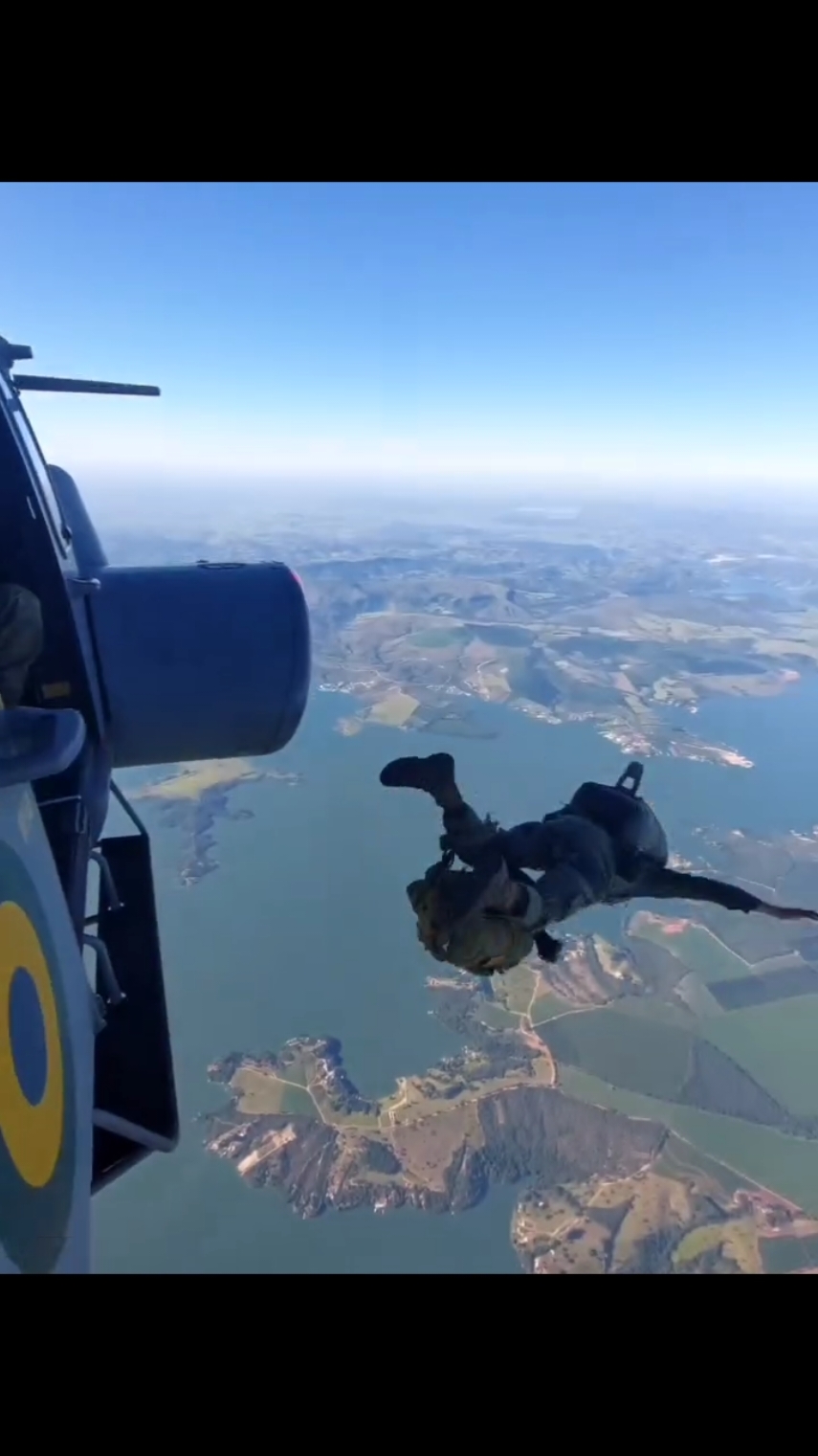 O paraquedista não busca a queda, ele busca o controle no caos. #military #operacoesespeciais #specialforces #comandosanfibios #pqd #prec #fuzileirosnavais #marinhadobrasil #adsumus 