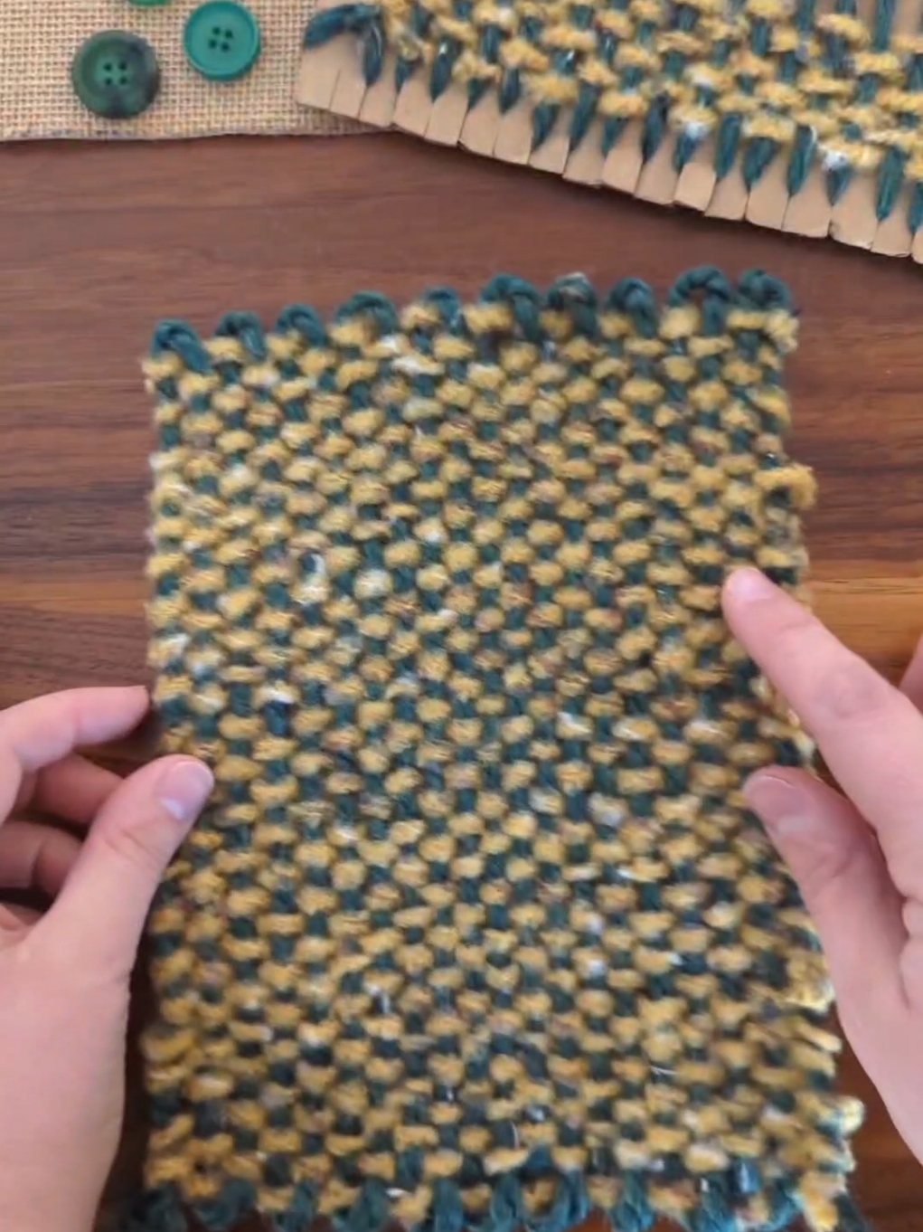 cardboard loom weaving 🧶 #cardboardcrafts #invitationtocreate #easycrafts #kidcrafts #diygift #holidaygifts 