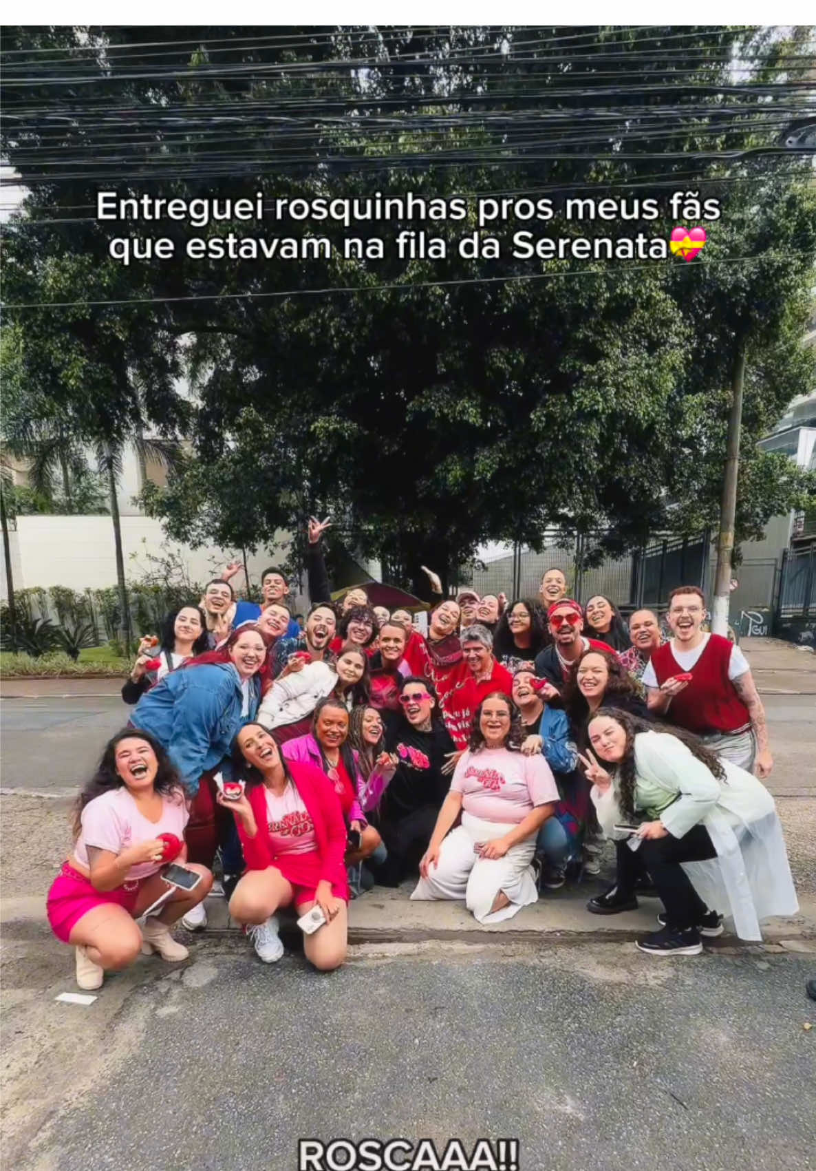 rosquinha delivery, pra quem marcou presença na fila da minha #SerenataDaGG em SP! 🍩💝 #PAGODE #GloriaGroove #musicanova