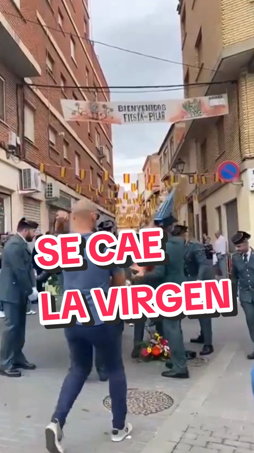 Pobre Virgen del Pilar 😭😭😭 #cristianos #catolicostiktok #semanasanta #procesion #capillitadetiktok #cofradesdecorazon #semanasantadsevilla #arteperea #cofrades #capillitasymonagillos🤣🤣🤣 #capillitadetiktok 