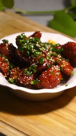 دجاج كوري مقرمش🍗❤️‍🔥.. الطريقة: 	•	على نار هادئة، نذوب الزبدة مع الثوم 	•	نضيف معجون الفلفل الكوري، كاتشب، صويا صوص، عسل، ملعقتين كبار سكر، ونخفف بشويّة ماء 	•	نغطي الدجاج المقلي بالصوص بعد طبخه في القلاية الهوائية 	•	للتزيين: بصل أخضر وسمسم وصفة لذيذة وسهلة وبالعافيه عليكم🤍#دجاج_كوري #فرايد_تشيكن #وصفات_كورية #اكلات_آسيوية #تيك_توك_وصفات #وصفات_سهلة #دجاج_مقرمش #وصفات_لذيذة #tiktokfood #مطبخ_كوري #وصفات_تيك_توك #fyp #explore #طبخ_سريع #قلاية_هوائية #apt #fyp #foryou 