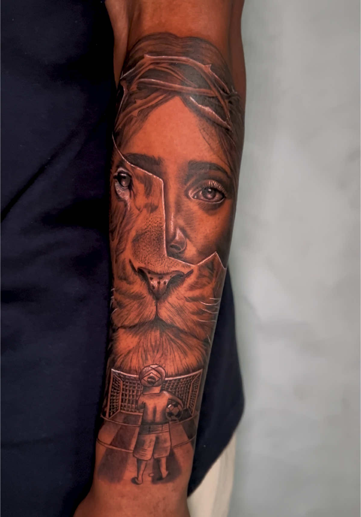 Tattooing black skin is always a challenge, this specific client had dry skin, which made the process very difficult. I was very happy with the result I managed to achieve! #asmr #tattoo #viral 