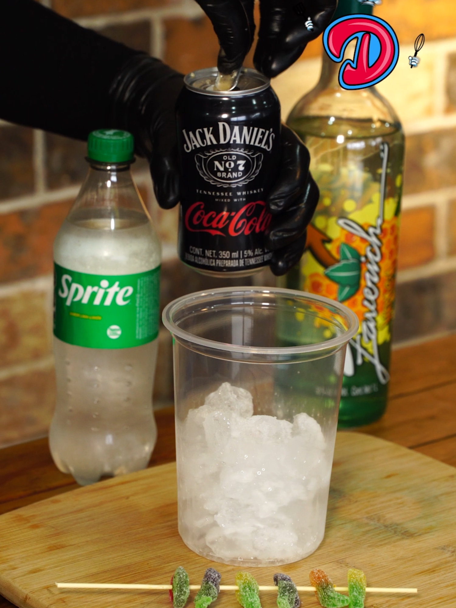 Esta mezcla refrescante sirve para toda ocasión. ¡Deme 10! #drink #bebida #vodka #viral_video #drinking #jackdanielshoney #jackdaniels #Recipe #delishus #cocinacondelishus #fypシ゚ #fypp