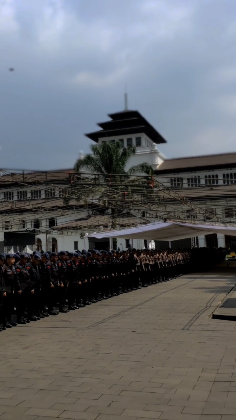 kita Saling jaga, kalian jaga suara , kami jaga agar suara kalian tersampaikan dengan aman #poldajabar #polrestabesbandung #biroumumjabar #pemprovjabar #satpambiroumum  #mahasiswa  #unras #demo 