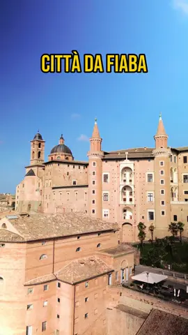 Cosa vedere a Urbino⁣ ⁣ Urbino, Patrimonio dell’Umanità UNESCO, è un gioiello rinascimentale immerso nelle colline marchigiane. ⁣ ⁣ La sua atmosfera unica, fatta di vicoli in pietra, panorami mozzafiato e monumenti storici, la rende una tappa imperdibile.⁣  ⁣ Ecco i luoghi da non perdere:⁣ ⁣ 📍Palazzo Ducale: capolavoro dell’architettura rinascimentale, ospita la Galleria Nazionale delle Marche, con opere di Piero della Francesca, Raffaello e molti altri maestri.⁣ ⁣ 📍Casa di Raffaello: il luogo di nascita del grande pittore rinascimentale, dove potrai immergerti nella vita e nelle opere del genio urbinate.⁣ ⁣ 📍Duomo di Urbino: la cattedrale neoclassica domina la piazza principale e al suo interno ospita affreschi e opere d’arte di grande valore.⁣ ⁣ 📍Oratorio di San Giovanni: un piccolo gioiello con affreschi del Quattrocento, raffiguranti scene vivide della vita dei santi.⁣ ⁣ 📍Fortezza Albornoz: situata sulla collina che sovrasta Urbino, offre una vista spettacolare sulla città e sulla campagna circostante.⁣ ⁣ Passeggiando tra le vie acciottolate del centro storico, ti sembrerà di fare un salto indietro nel tempo, respirando l’atmosfera del Medioevo.⁣ ⁣ Ci sei mai stato?⁣ ⁣ Salva il video e seguici per non perdere consigli ed itinerari di viaggio⁣ . .⁣ . #urbino #marche #italia 