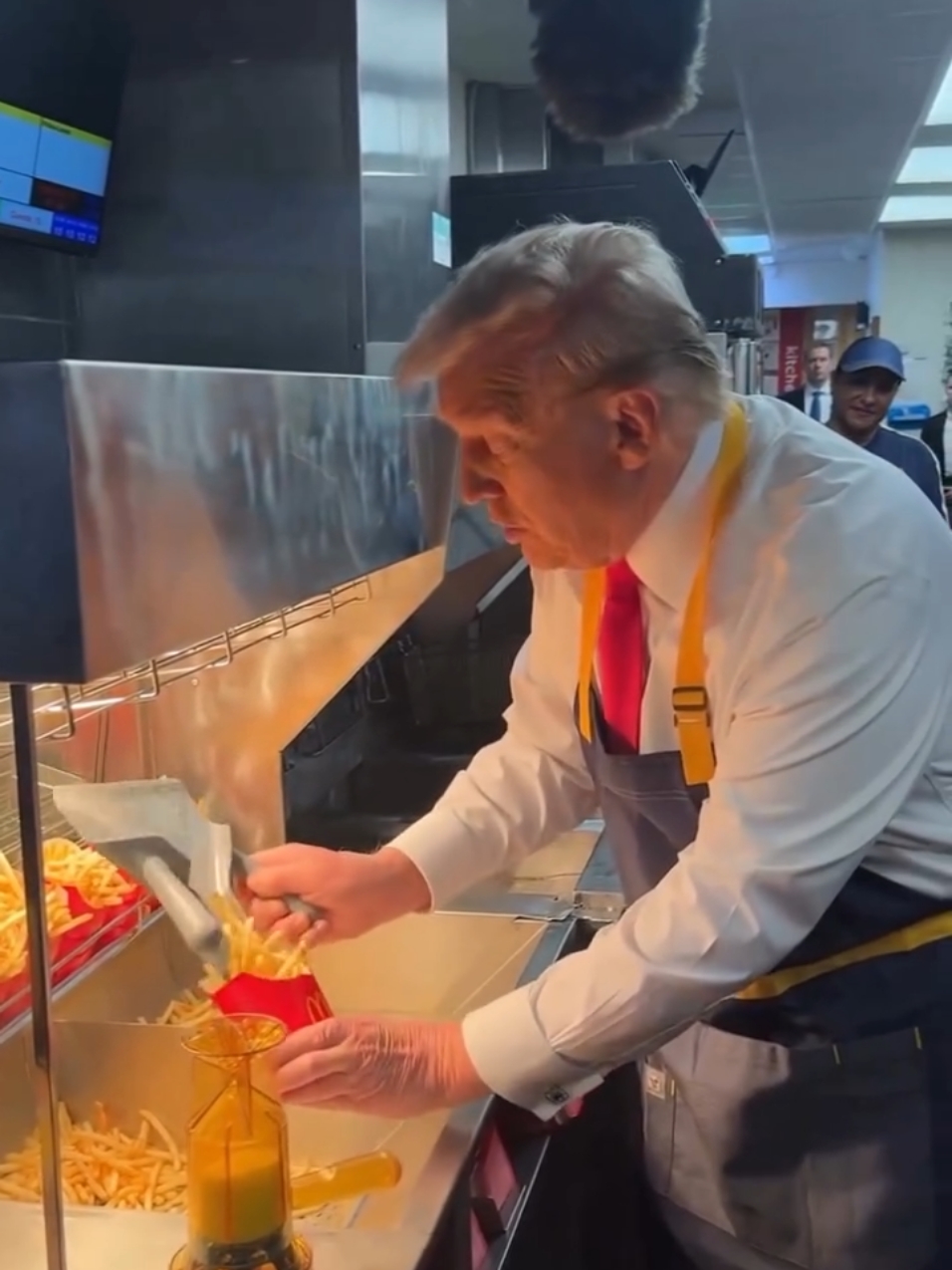 Donald Trump trabajó en un McDonald's por un día 🍟. El ex presidente y candidato republicano visitó una sucursal de la cadena de comida en Pennsylvania como un acto de campaña. Además, el político hizo referencia a su contrincante, Kamala Harris, quien aseguró que trabajó en el restaurante en 1983: 