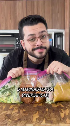 6 tipos de temperos pro franguin Marinada Cítrica: - azeite (ta caro ein) - suco e raspas de 1 limão - 2 colheres de chá de lemon pepper - coentro e/ou salsinha (bem picado) - sal e pimenta do reino Minha preferida! Marinada Indiana com iogurte: - 180g de iogurte - 1 colher de chá de açafrão - 1 colher de chá de páprica defumada - 1 colher de chá de cominho - raspas e suco de 1 limão - alho - sal e pimenta do reino - 1 colher de chá de garam masala (opcional, se tiver..) Marinada de barbecue: - azeite (ta caro, vai com calma) - 100g molho barbecue (a vá) - 1 colher de sopa de mel - 1 colher de chá de chimichurri - alho - suco de 1 limão  - sal e pimenta do reino Marinada de Alho e Ervas: - cebolinha (fresco) - salsinha (fresco) - manjericão (fresco ou desidratado) deixa tudo muito bem picadin viu? - suco e raspas de 1 limão - azeite (vai com calma) - alho - sal e pimenta do Reino Marinada mexicana: - azeite (vai com calma) - suco de 1 limão - 1 colher de chá de chilli em pó - 1 colher de chá de pimenta caiena - 1 tomilho (fresco ou 1 colher de sopa de tomilho desidratado) - 1 colher de chá páprica doce - sal e pimenta do reino Marinada mostarda e mel: - 3 colheres de sopa de mostarda escura ou dijon  - 2 colheres de sopa de mel  - alho - suco de 1 limão - azeite (vai com calma) - sal e pimenta do reino Para todas essas medidas pode considerar de 1kg até 2kg de filé de frango, sal, pimenta do reino, alho, etc.. são sempre a gosto!  vai botando e provando caso não tenha costume, uma dica é por sempre pra menos, porque se precisar de mais na hora de comer, é só colocar, tirar num da né! 3 dias na geladeira, ou 3 meses no congelador! lembrando que pra descongelar você deixa na geladeira de um dia pro outro, e se der pra etiquetar os saquinhos na hora tu vai saber o que é e quanto tempo ta ali.. :smile: #frango #tempero #comida #dicas #receita #receitafacil #marinada #azeite 
