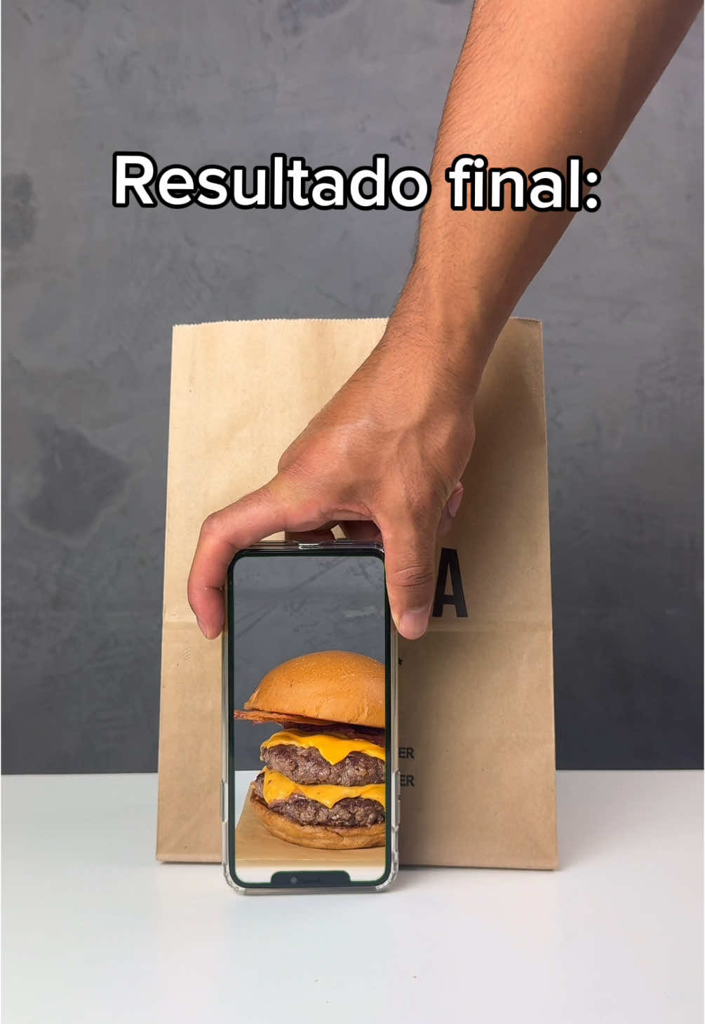 Efeito Raio X 🩻 TURORIAL ABAIXO: *PRIMEIRO TAKE* 1. Pegue um celular e coloque uma imagem verde nele 2. ⁠Grave fazendo movimento de raio X no pacote SEGUNDO TAKE 1. Retire o pacote e coloque o hambúrguer exatamente no mesmo lugar e grave um vídeo de até 6 segundos com o hambúrguer parado. EDIÇÃO 1. Abra os dois arquivos em um projeto no CAPCUT 2. ⁠Selecione o primeiro take e coloque ele na camada de baixo 3. ⁠Procure pela função “Remover plano de fundo”, depois “Chroma Key” e selecione a imagem verde na tela do celular 4. ⁠Agora é só seguir o @eusoucaiodamata para aprender mais! 🔥 #hamburguer #hamburgueria #reels #viral 