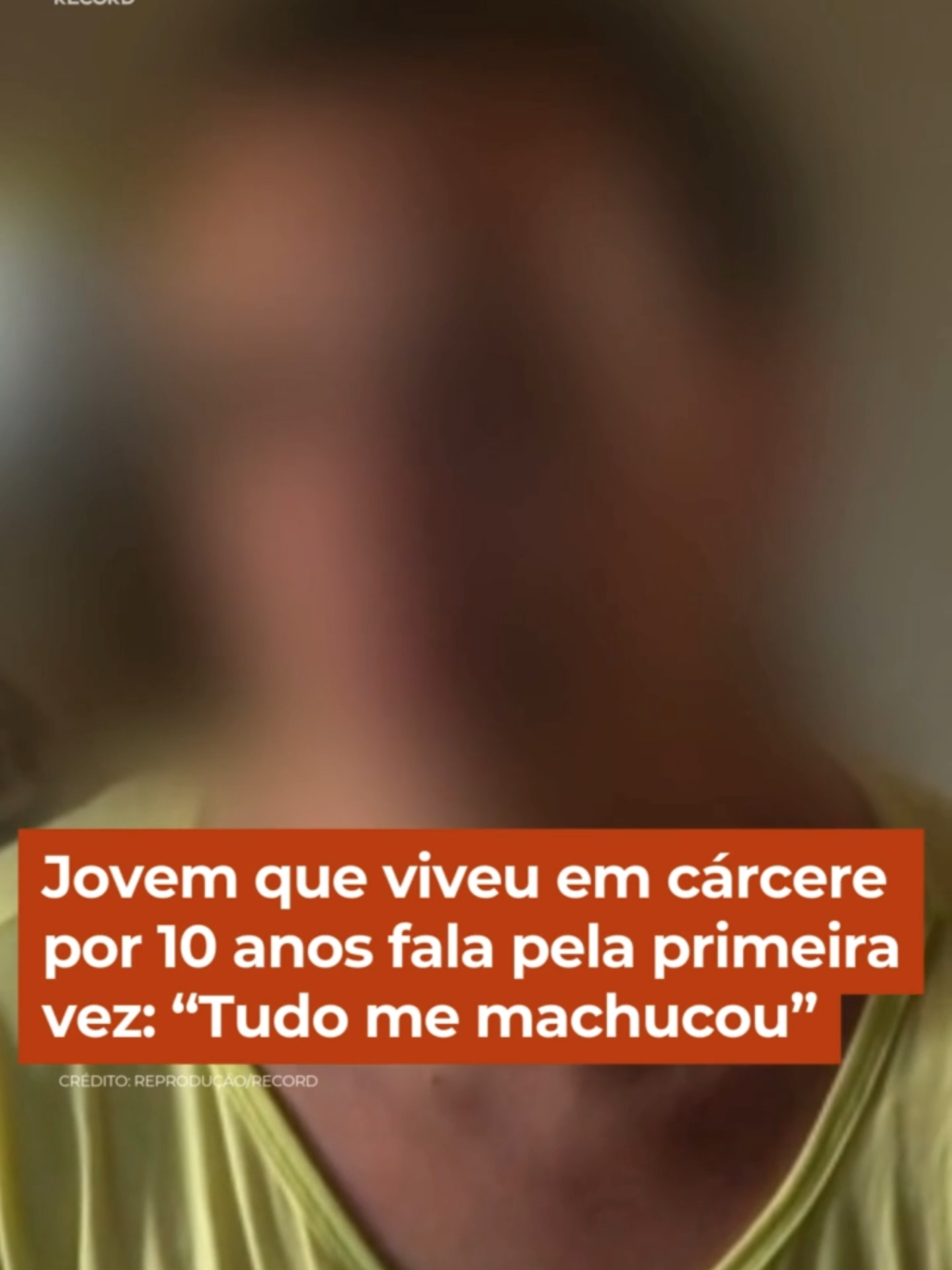 Adenilson Lima da Silva, de 43 anos, estava foragido e se entregou na delegacia. A vítima conseguiu escapar porque ganhou um celular do Adenilson. Ela criou um perfil falso e conseguiu avisar a localização de onde estava para a família. A vítima foi sequestrada no Espírito Santo, quando tinha 15 anos #CidadeAlerta Acesse R7.com/CidadeAlerta e assista à reportagem completa