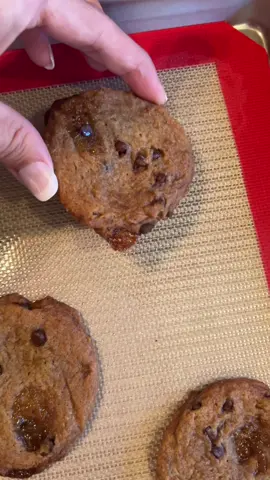 Replying to @Lrubin11 how to use silicone mats in the oven let’s make some cookies!  @KatbiteShop   #SiliconeMats #SiliconeBaking #SiliconeBakingMats #KatBiteSiliconeMat #BakingCookies #NoMoreParchmentPaper #ReusableSilicone #SiliconeForBaking#GoodForTheEnvironment #EnvironmentallyFriendly #GreenProductsForTheKitchen 