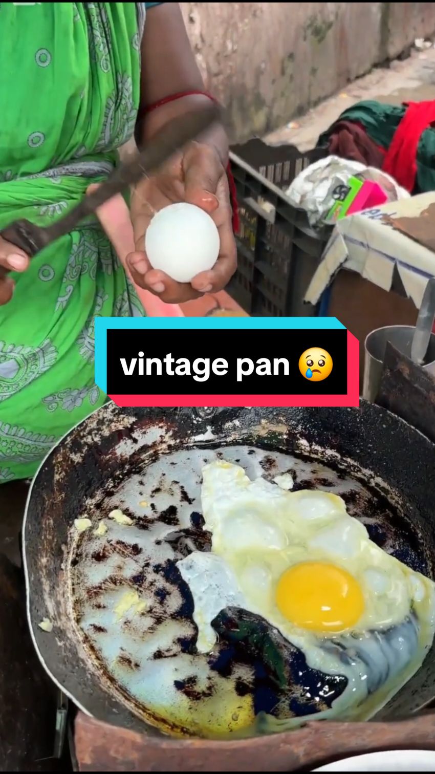 That pan must be atleast 10000 years old #indianstreetfood #streetfood #unhygienic #streetfoods #asianstreetfood #disgusting