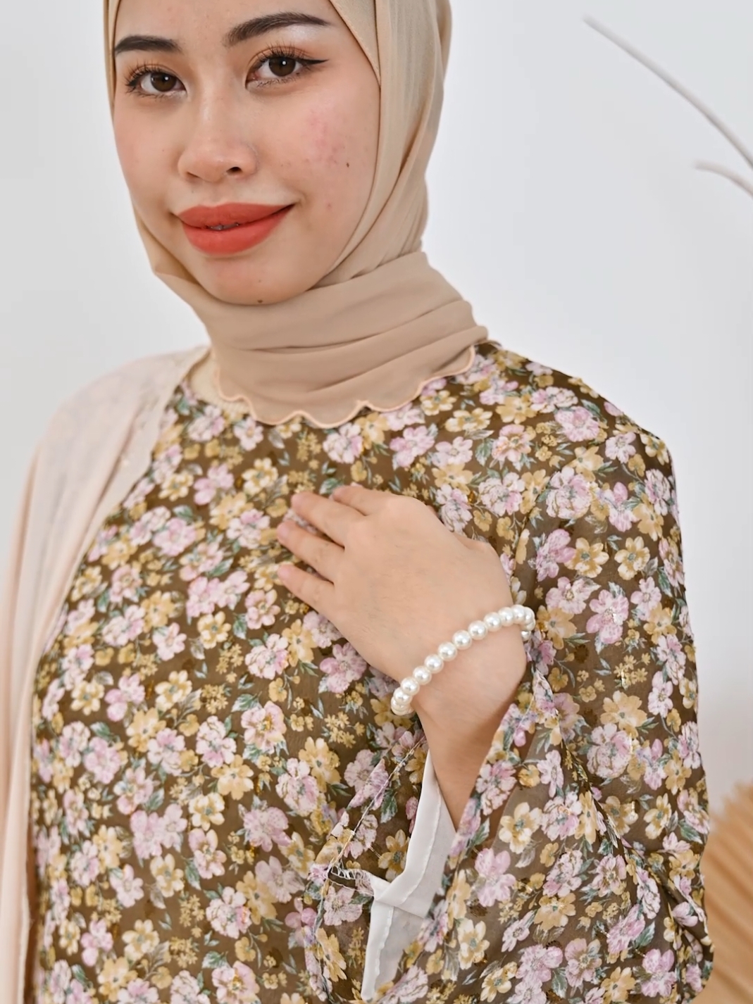 Saper yang rindu nak nampak classic, jangan lupa join live baju baru Intan Kurung Pahang. Cutting loose dengan kain Chiffon yang lembut. Ada 12 corak florall untuk korang pilih tau.