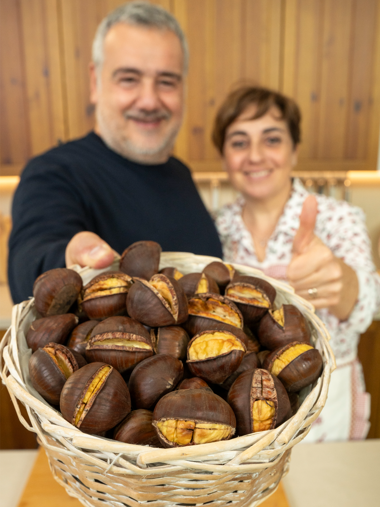 CASTAGNE IN FRIGGITRICE AD ARIA Una ricetta comoda, facile e veloce che ci permette di gustare uno dei frutti più amati dell’autunno ogni volta che ne abbiamo voglia. INGREDIENTI marroni o castagne q.b. PROCEDIMENTO Incidiamo le castagne con un coltello affilato creando un taglio a forma di croce sulla parte bombata. Distribuiamo le castagne nel cestello della friggitrice ad aria e cuociamole a 200 °C per 10 minuti. Giriamole una o due volte durante la cottura scuotendo il cestello. Una volta cotte, trasferiamole su un canovaccio pulito e teniamole lì avvolte per circa 10 minuti. A questo punto la buccia verrà via facilmente. Serviamo le nostre castagne in friggitrice ad aria e gustiamole ancora calde! #castagne#marroni #catsganeinfriggitriceadaria #friggitriceadaria #recipe #ricettafacile #benedettarossi #fattoincasadabenedetta #cucinaitaliana