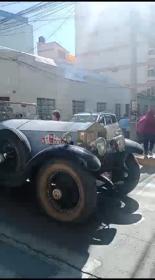 caravana de autos clásicos rumbo a Iquique  #autosclasicos  #oruro_bolivia🇧🇴  #peaksoftheandes 