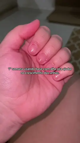 Primeira semana usando base com alho pra ajudar no crescimento das unhas 🤯🙏🏼🍀  #nail #unhasnaturais #crescimentodasunhas 