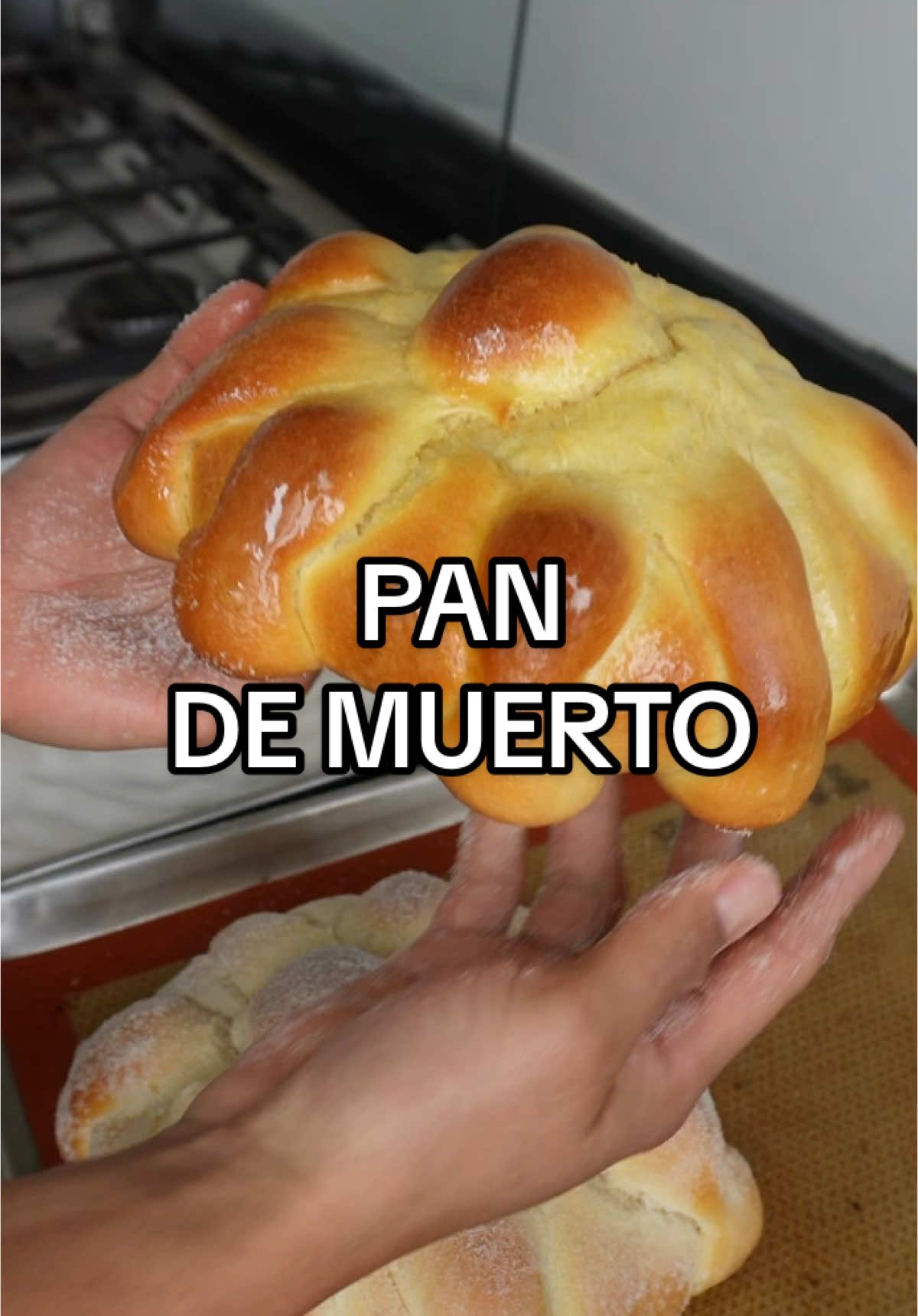 RECETA DE PAN DE MUERTO  Ingredientes: 500 gr de harina  Una pizca de sal  100 gr de azúcar blanca  1 sobre de levadura seca 11 gr aprox  3 pz de huevo a temperatura ambiente  160 gr de leche tibia  100 gr de mantequilla a temperatura ambiente  Esencia de azahar al gusto  Esencia de naranja o ralladura de naranja Dejar fermentar por aproximadamente 20 minutos o hasta que duplique su tamaño. El verdadero secreto de un buen pan es el amasado, así que no te desesperes tú sigue amasando hasta que ya no se te pegue en las manos.  Hornas a 170 grados aproximadamente unos 20 minutos. Barnizas con mantequilla y espolvoreas azúcar blanca. #chefmedina #personalchef #recipes #pandemuerto 