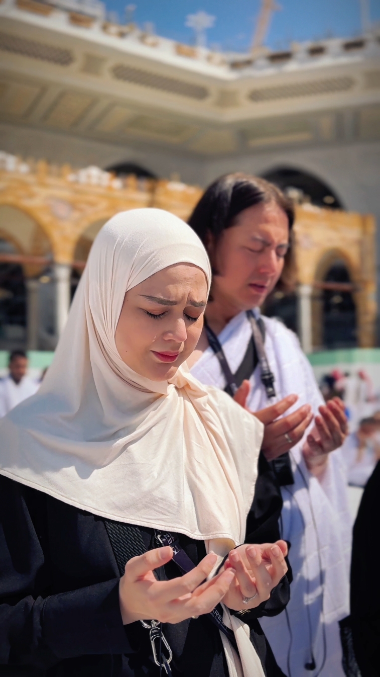 Berserah sepenuhnya pada-Nya di tempat paling suci. Ya Allah, jaga rindu ini sampai aku kembali lagi🤲❤️ #masyaallahtabarakallah  #rogerchikajourney  #mekkah