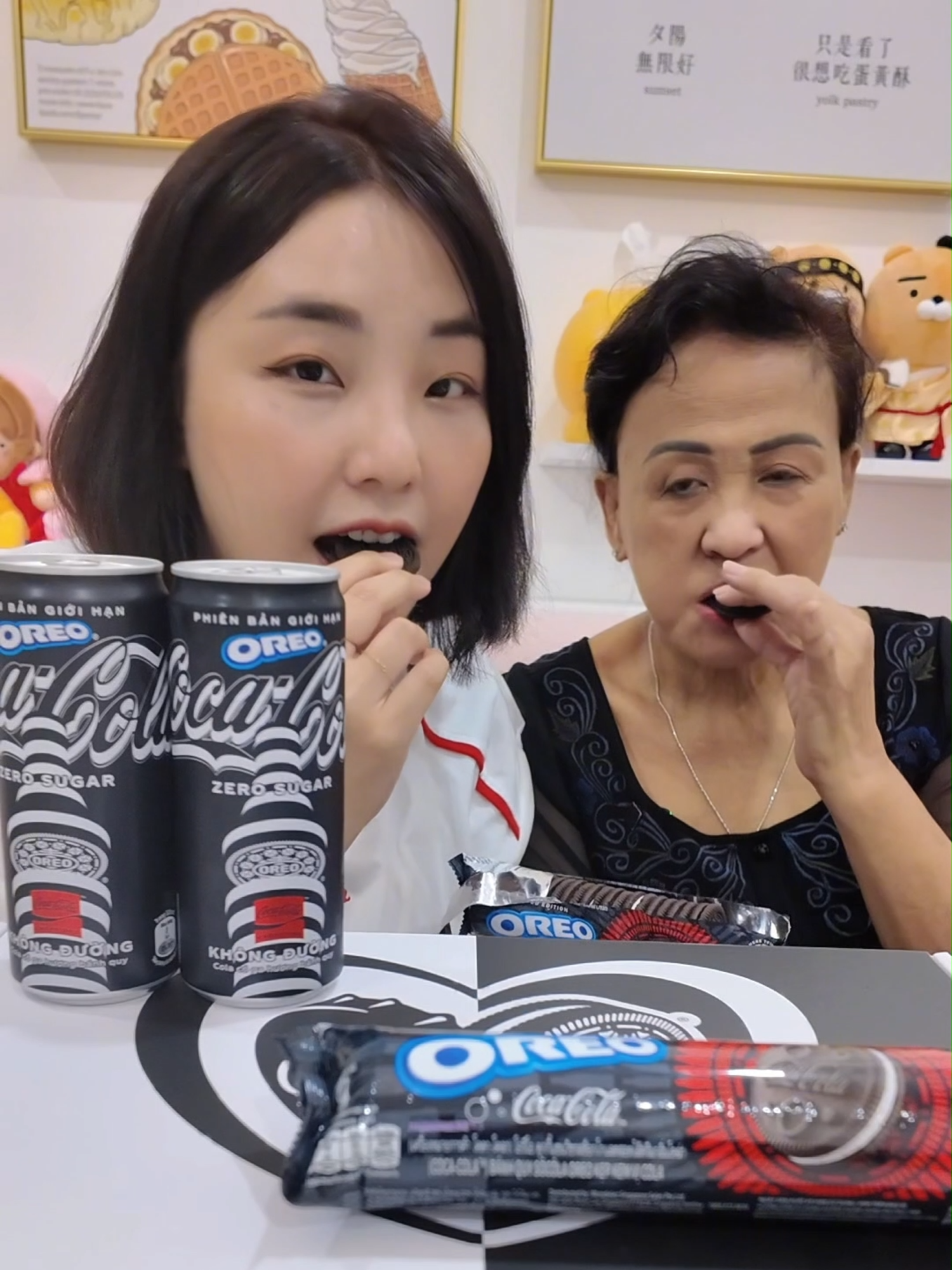 Bé bự cùng lão phật gia đã sở hữu bộ đôi bestie phiên bản giới hạn: OREO vị Coca-Cola và Coca-Cola vị OREO trên tay, còn bạn thì sao?😍 Thử ngay kẻo hết nha cả nhà ơi! 👇 #OREO #CocaCola #BestieForALimitedTime