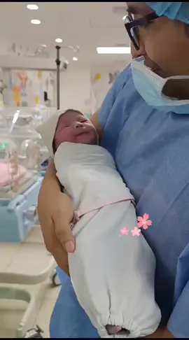 New born baby🌸 1o•o1•24･:*+. Dios mío, Juan-chan la abrazó antes que yo. Pero su rostro luce lleno de felicidad. Sakura, estoy muy feliz de que hayas nacido entre nosotros. Muchas gracias. Te amamos mucho nuestra pequeña Sakura ☺️💖 #newbornbaby #recuerdos #feliz #internationalcouple ##elsalvador #japon #mimiyjuan #teamamos #linda #kawaii  　