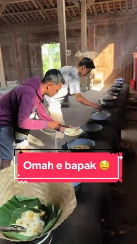 Rekomen buat kalian yang lagi berwisata ke trawas bisa banget mampir ke @omahebapak_ 😍🤤 . Disini selain bisa makan dengan siatem prasmanan dengan vibes ala-ala pedesaan kalian bisa memilih bermacam-macam makanan jawa. Termasuk teraedia menu baru ada rica-rica sampai bakso dengan sistem bisa ambil sak kapokumu 🤩 . @omahebapak_  📍 Tamiajeng, Trawas Mojokerto #updatemojokerto #omahebapak #trawas #viral #fyp #kulinertrawas #wisatatrawas 