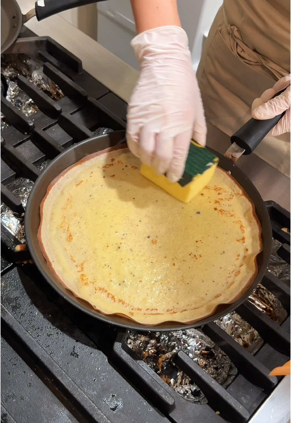 砂糖とバターだけで食べる絶品クレープ🧈 ここのお店の名物、シュガーバタークレープは具などは入っておらずこだわった甘みのある生地をそのまま食べる❕ クレープはしっかり焼かれていて良い色◎ よく焼かれたパリッとしたところとふわふわした所があり絶妙な食感を楽しめる🙆🏻 バターをつけるとさらに香りがよくなり相性抜群︎👍🏻 スイーツとして完成された逸品をぜひ👏 📍ØC Tokyo / 笹塚 ￥1200～/人 ⏰営業時間：9:00〜22:00 💤定休日：なし 🏠住所：〒155-0031 東京都世田谷区北沢５丁目２７−１６ KMK1F #東京グルメ #下北沢グルメ#octokyo 
