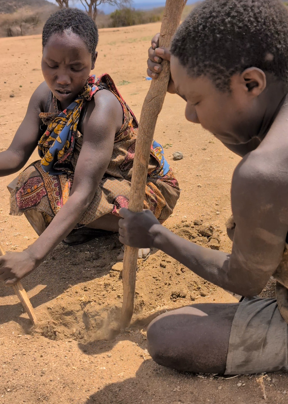 Hadzabe man and his wife looking for Mouse 🐀🐁 for today's breakfast, Kids and family awaits for breakfast #hadzabetribe #africatribes #villagelife #USA 