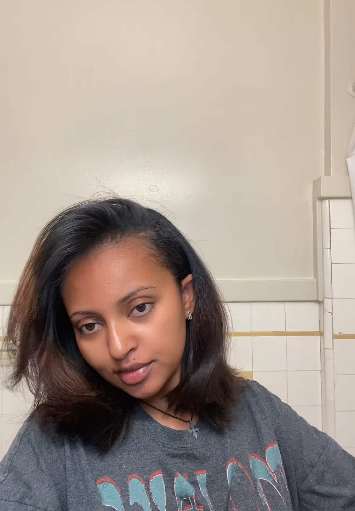 Tried out @REVERIE Haircare exfoliating shampoo, and I’m kind of into it. I need to test it out for a bit longer, but I’ll definitely be adding it to my routine. Telling myself this is the last time I’m putting heat on my hair 😭 