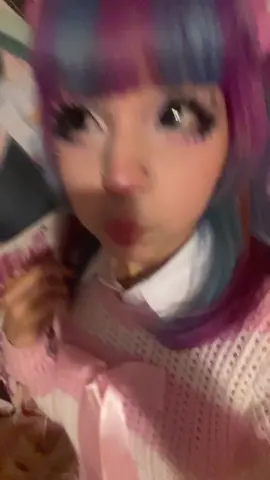 i do my middle finger like that bc i saw someone yrs ago do that in catholic school n i thought it was the funniest thing LMFAAOO #kawaii #jfashion #myspace #yamikawaii #かわいい #latina #anime 