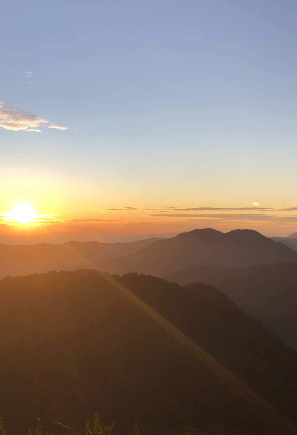 Cara menikmati hidup tanpa merusak diri #gunung #pendaki #sunrise #sibayak #fourtwntymusic 