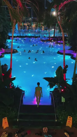Who would you go with here? 🇷🇴 @Therme Bucuresti #romania #travel #traveltiktok #wheretogo #therme #thermalspa #europe 