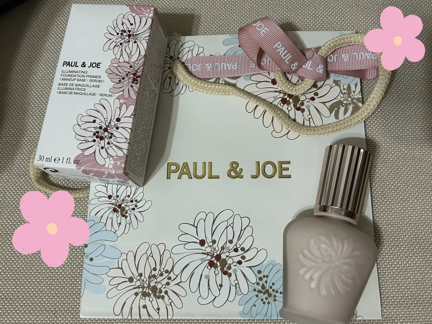 Paul & JOEの下地🥰🥰 袋も箱も、もちろん下地も 全部かわゆし🫶🏻💗 ̖́-‬ ツヤツヤになるし めっちゃきれいになる😍 ファンデーション いらんで(笑) ちょっとラメも入ってるし ほんまにお気に入り😍 #​今イチオシ #​コメント大歓迎 #​コレ考えた人天才 #​コレ買って正解 #​秋の美活習慣#Lemon8 #コスメ #ポールアンドジョー 