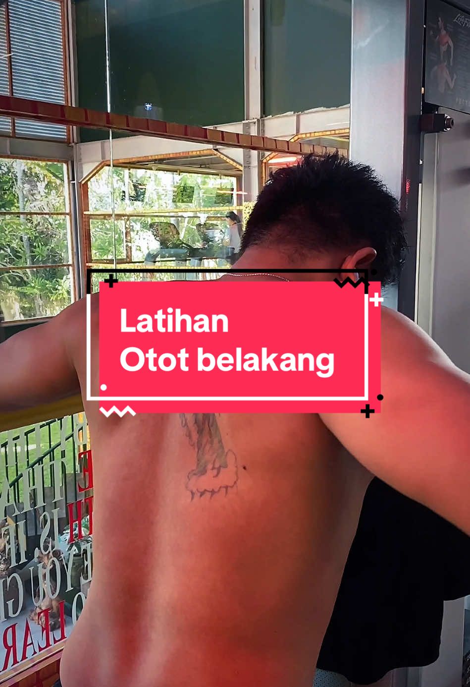 Melatih otot belakang atau otot back #latihanototbelakang #backworkout #gym #fitnessmotivation #fitnesspemula #gympemula 