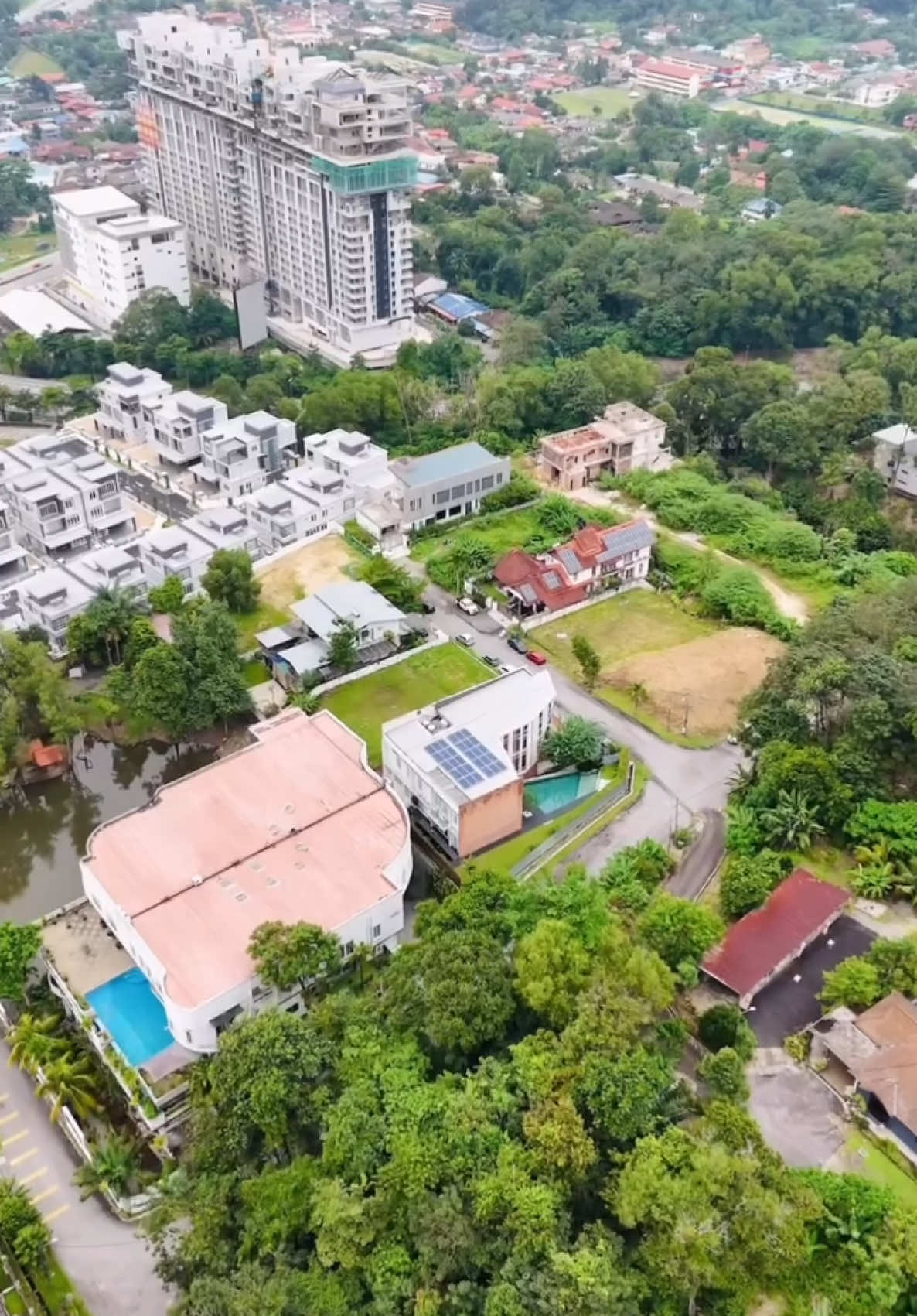 Exceptional Bungalow Land Opportunity in Sungai Penchala, Kuala Lumpur Property Highlights: Tenure: Freehold Malay Reserved Land Land Area: 15,000 sqft Terrain: Slightly elevated, with a gentle 40% incline Enveloped by Established Neighborhood: Nestled within a well-established residential community Access: Convenient entry point via Restoran Puteri Sg Penchala Proximity to Amenities: Close to Damansara Specialist Hospital 2 (DSH2) Prime Location: Strategically positioned between TTDI KL and Bandar Damansara Prestigious Address: Located within the esteemed Kuala Lumpur city limits Price RM1.75m nego  Bank value RM2.2m #sungaipenchala #damansara #hartamasrealestate #tamantundrismail #malaysiaproperty 