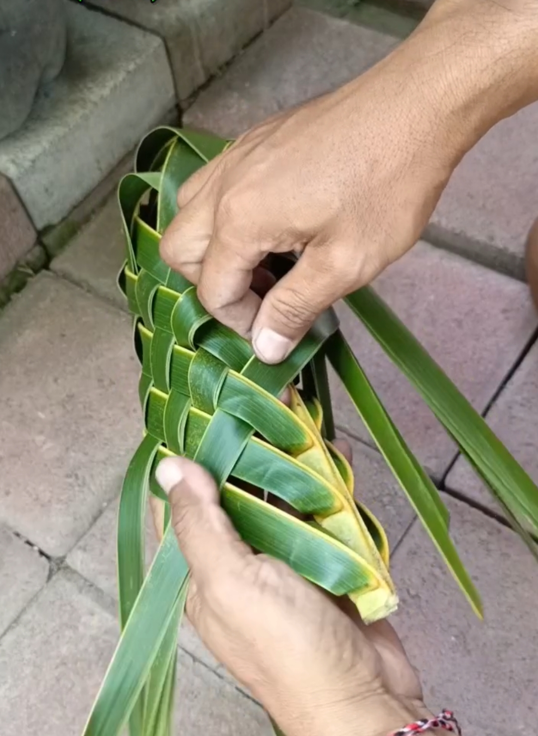 Membalas @lobistaaikbatu  tutorial sepatu darurat dari daun kelapa. semoga bermanfaat 🙏  bantu support ya Dwija PanJavas YouTube channel biar makin semangat berkreasi 😁  #fyp #fypage #fypviralシ #tutorial #anyaman #anyamandaunkelapa #coconutleavecraft #DIY #idekreatif #sepatu #shoes #kerajinantangan #balenciaga #nike #adidas #puma #newbalance #kreatifitastanpabatas 