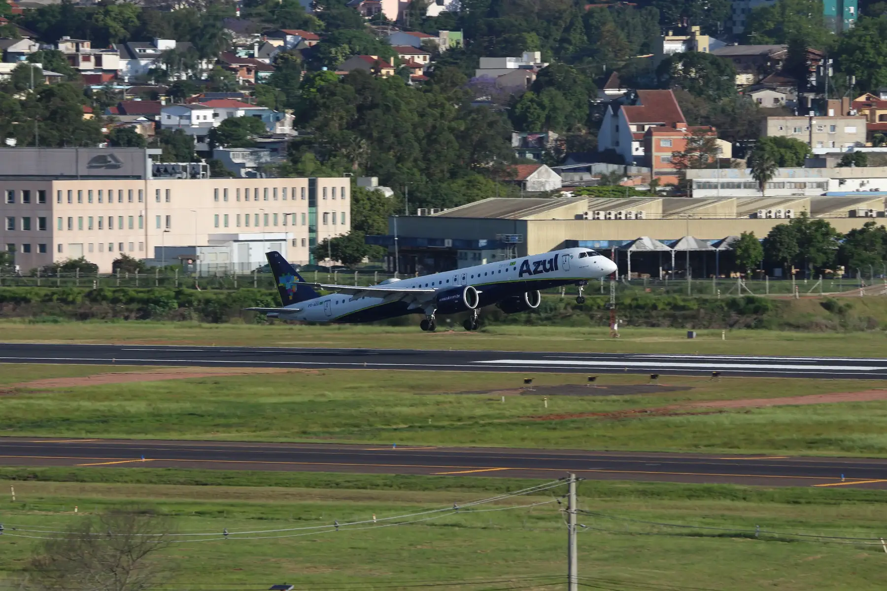 Após mais de 170 Dias O Aeroporto Salgado Filho volta a receber voos comerciais ! 