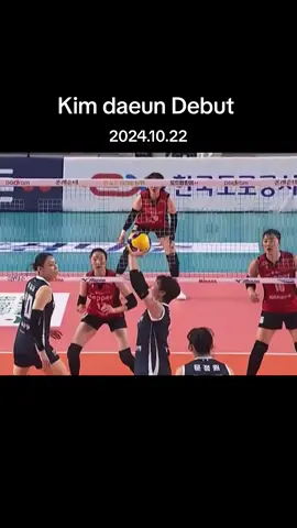คิมดาอึนเซ็ตเตอร์รุกกี้ของHi pass สำหรับแมตซ์แรกอาจจะมีข้อผิดพลาดเยอะ แต่ก็ถือว่าทำได้ดีเลย ถ้าเข้ากับทีมมากกว่านี้ ช่วยทีมได้แน่ๆ ส่วนสูงก็ดีด้วย✌🏻🍀✨ #김다은 #kimdaeun  #hipasskorea #한국도로공사  #volleyball #วอลเลย์บอล #วอลเลย์บอลหญิง  #วอลเลย์บอลเกาหลีใต้ #koreavolleyball  #ลีกเกาหลีใต้🇰🇷 