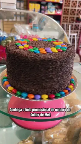 Massa de chocolate, recheio e cobertura de brigadeiro e decoração com granulado tradicional e confeitos coloridos 🥰 Nas versões com ou sem lactose (contém leite de vaca), só especificar na hora do pedido Essa e outras opções podem ser encomendadas com 3 dias de antecedência via telefone fixo ou por mensagem pelo what's app! 🏘 Rua Indiana, 47, Brooklin Paulista, São Paulo, SP 📞 (11) 5536-4008 💬 (11) 99633-7861 (link na bio) #colherdemel #colherdemelsemgluten #semgluten #glutenfree #paosemgluten #docesemgluten #bolosemgluten #bolodomes 