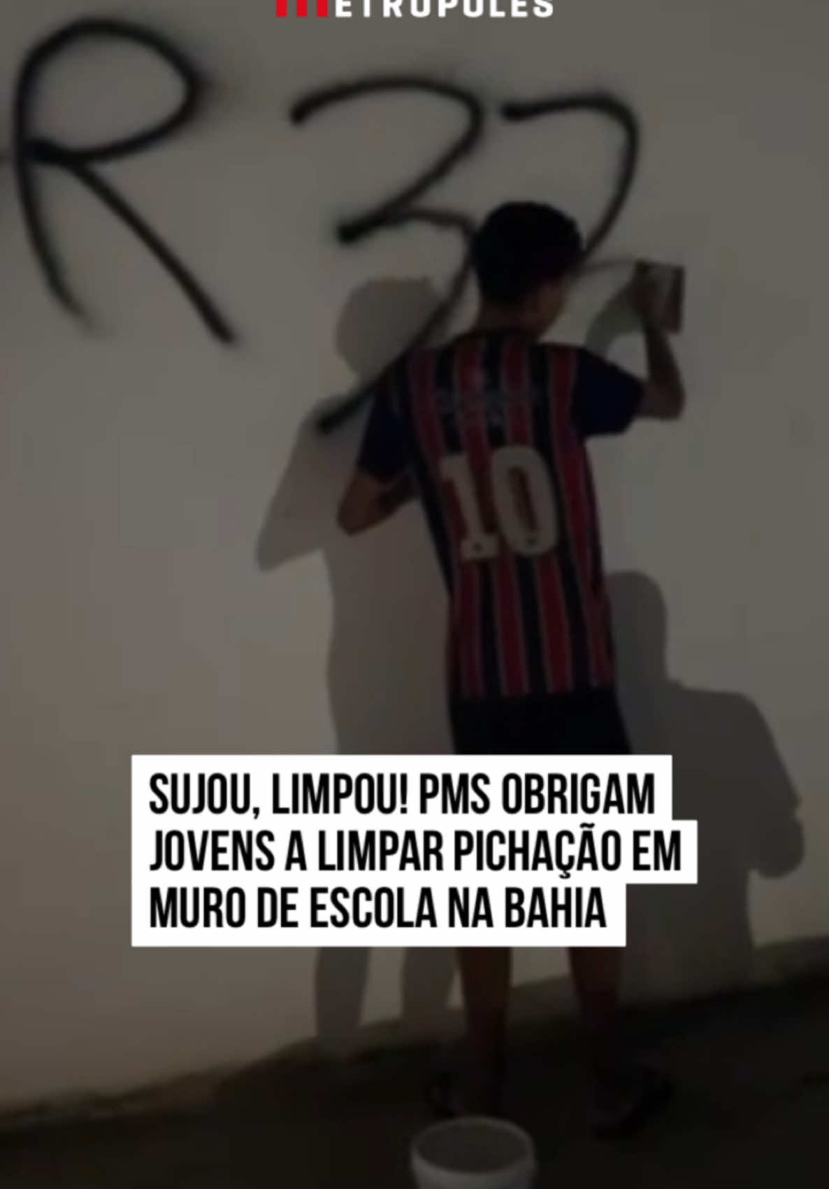 Após picharem o muro de uma #escola em Serrinha, na #Bahia, dois jovens foram levados pela #PolíciaMilitar para limpar o local. Segundo a PM, a medida foi proposta pelas mães dos adolescentes, um de 19 anos e outro de 15, que confessaram o ato na presença delas. Imagens nas redes sociais mostram os jovens limpando o muro da escola na Avenida Araci, no bairro Cidade Nova, enquanto as testemunhas brincam: “Bora, porquinho, bota força aí”, diz um deles. A limpeza ocorreu no último domingo (20/10). #tiktoknotícias