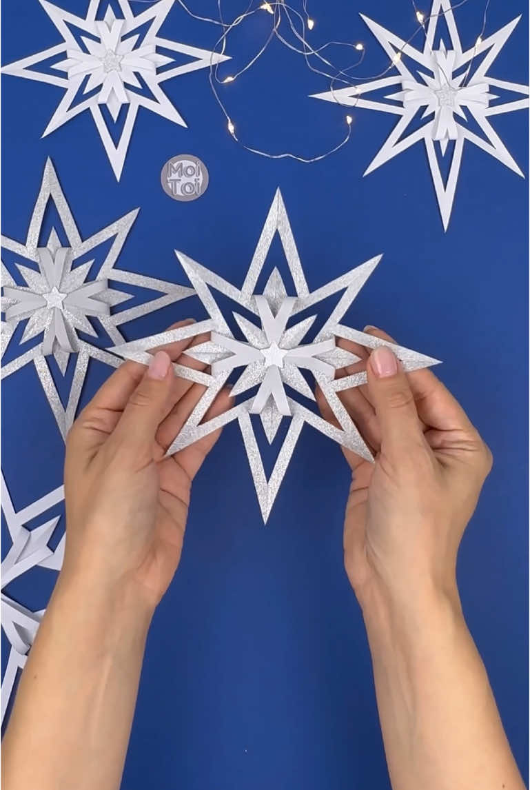 Easy paper snowflakes  @Moi.Toi.art #snowflakes #moitoiart #christmasdecor #papercraft #papercut 